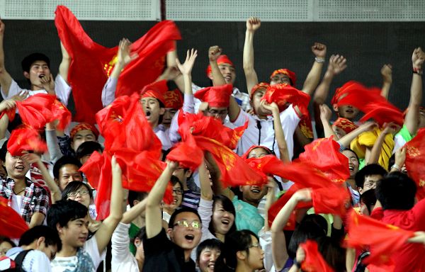 德布劳内回归赛场，赛况扑朔迷离首场状态亮眼，湖人观众沸腾！的简单介绍