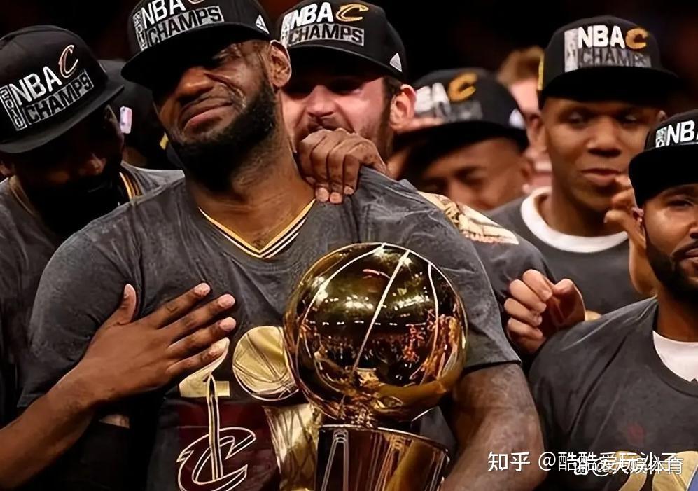 詹姆斯迎来三赛季出色发挥，巴黎圣日耳曼观众热烈欢呼！